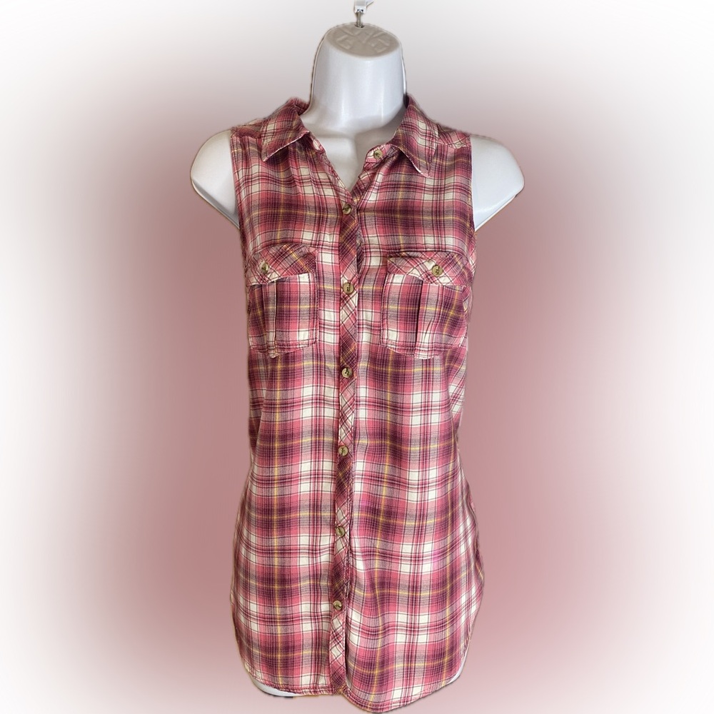 Maurice’s rayon cotton blend sleeveless button front woman’s top Medium plaid